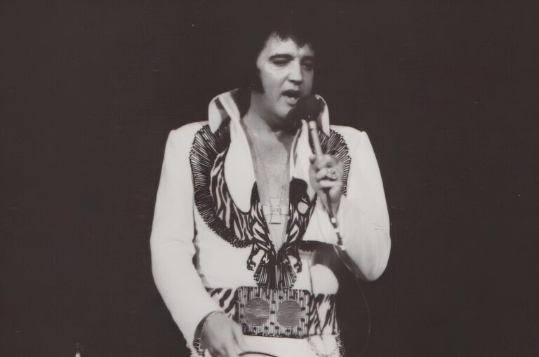 Smrt Elvise Presleyho (†42): Krom infarktu a předávkování léky za ni údajně může i příbuzenský vztah jeho rodičů