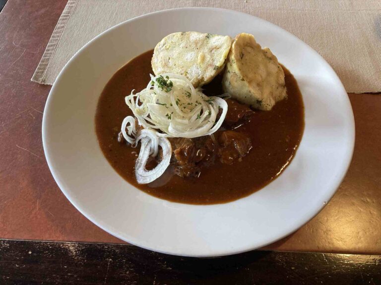 Češi neustále dávají do guláše ingredienci, která tam nepatří. Základem je cibule, případně brambora