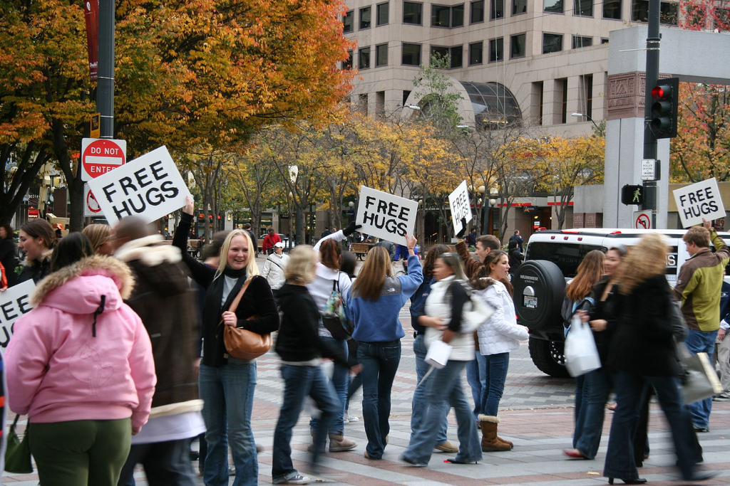 Free hugs, FOTO: <a href="https://commons.wikimedia.org/wiki/File:%27FREE_HUGS%27_at_a_street_in_Seattle,_USA,_2006.jpg">https://www.flickr.com/photos/pdxjeff/</a>, <a href="https://creativecommons.org/licenses/by-sa/2.0">CC BY-SA 2.0</a>, via Wikimedia Commons