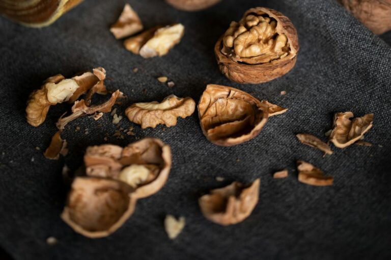 Ořechové skořápky nevyhazujte. Mají mnoho zajímavých využití: Čistič, hnojivo, osvěžovač či peeling