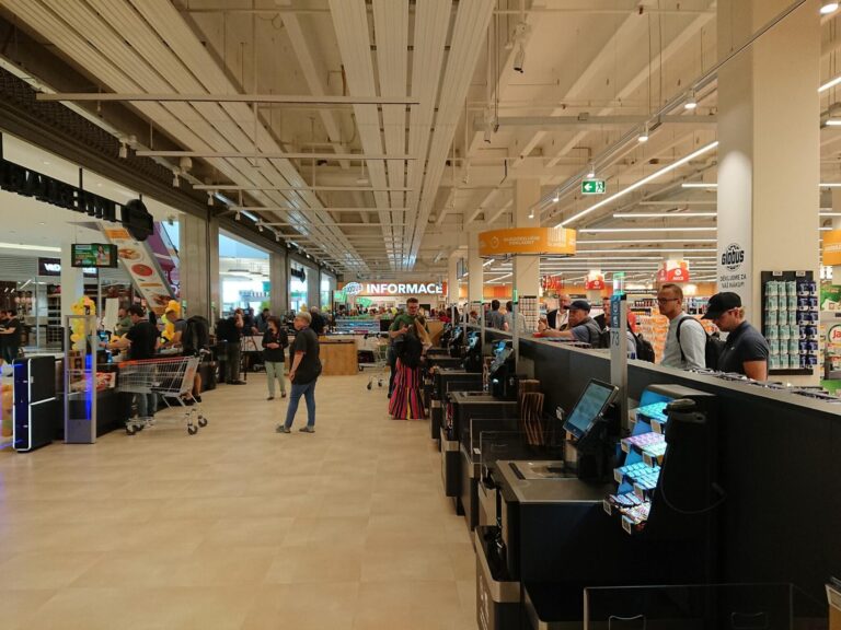 Samoobslužné pokladny budí emoce: Když si to sám namarkuju, měl bych mít slevu, myslí si lidé