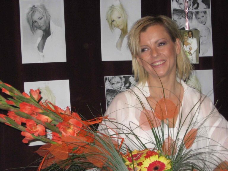 Dvojče Ivety Bartošové žije ve Švýcarsku. Sestra Ivana připomíná zesnulou Ivetu, z jejího hlasu mrazí