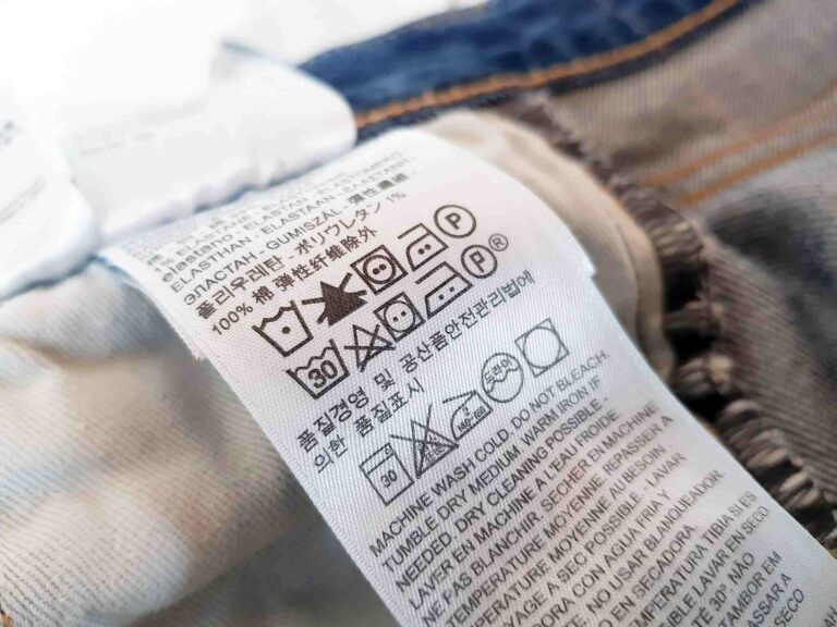 Pozor na nenápadný symbol na štítku. Může znamenat konec vašeho oblíbeného oblečení