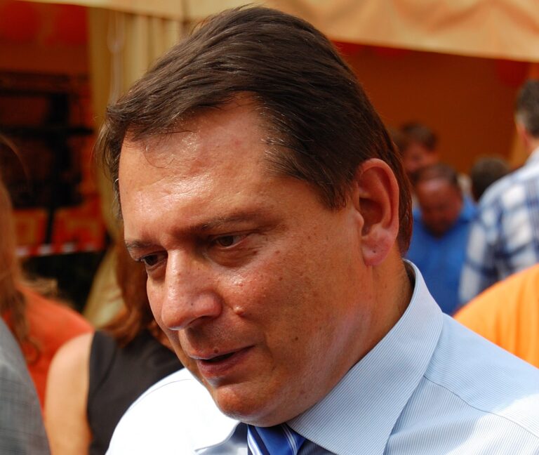 Místo Jaguarem jezdí MHD v modré péřovce: Jiří Paroubek posílá ostrý vzkaz herci z Ulice