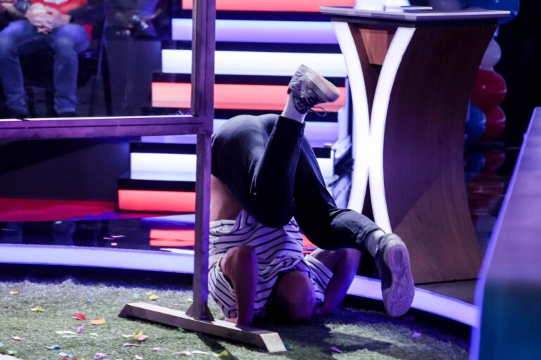 Máme rádi Česko: Pád oblíbeného moderátora, pantomima se stěrači i (ne)kanibalské historky z Papuy