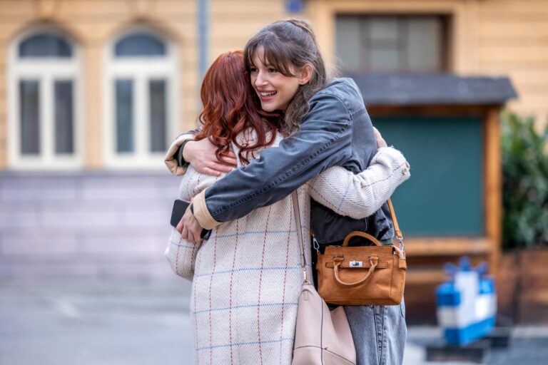 Ulice: Nečekané shledání po letech, Sára je zpět a její život je opět vzhůru nohama