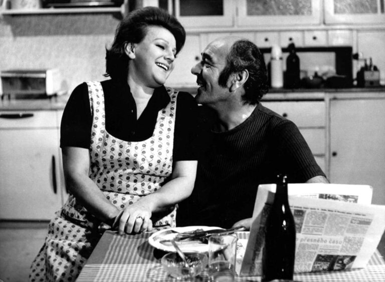 Josef Bláha do svých jedenácti neuměl česky. Miloval ženy a ony jeho, manželka o milenkách věděla. Před smrtí herec ochrnul