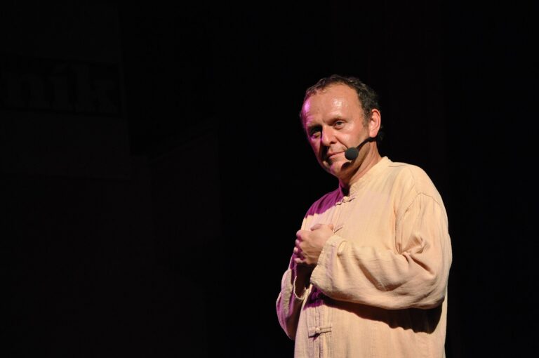 Jaroslav Dušek: Bolest hlavy léčí klystýrem, nemoc půstem a postavil si sám hliněný dům