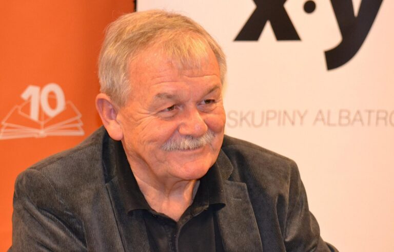 Karel Šíp slaví 80. narozeniny. Za jeho humorem se skrývá sebevražda dcery i letitý soud s Holanovou. Nabrnkl si mladší