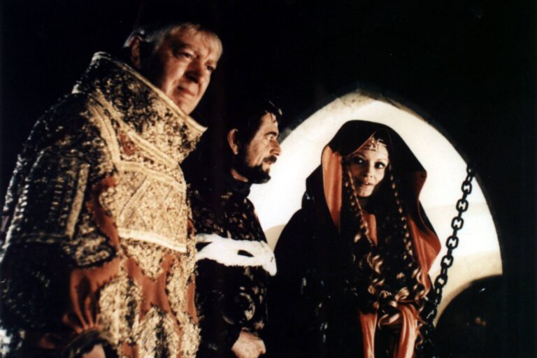 Noc na Karlštejně: Falešný zákaz žen, ateliérový hrad, zpívala Vondráčková a Brejchová se bála koně