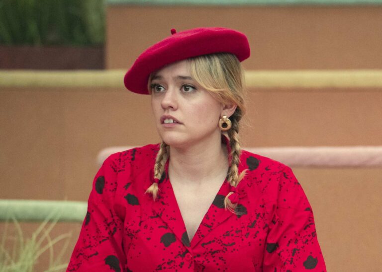 Herečce se dřív za její předkus smáli, teď Aimee Lou Wood dobývá se svými „králičími“ zuby svět