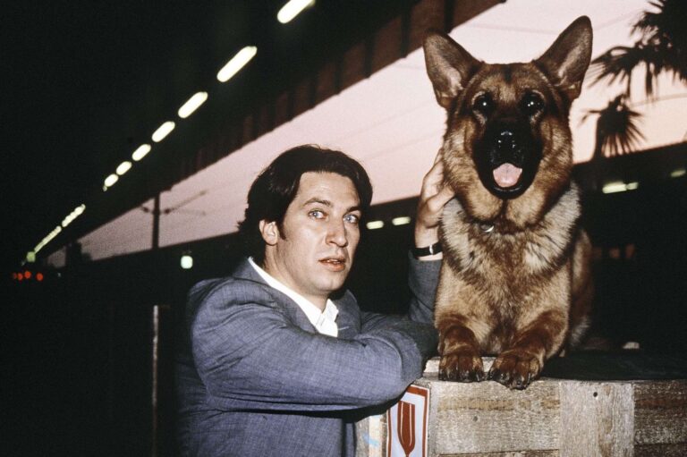 Tobias Moretti běhal s Komisařem Rexem. Teď hospodaří na farmě v Tyrolsku a i před sedmdesátkou okouzlí nejednu dámu