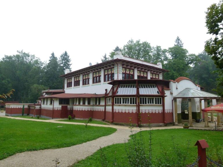 „Pohoda a klid nedaleko Prahy.“ Zapomenuté lázně s léčivou slatinou: Skvost první republiky, kam dnes skoro nikdo nejezdí