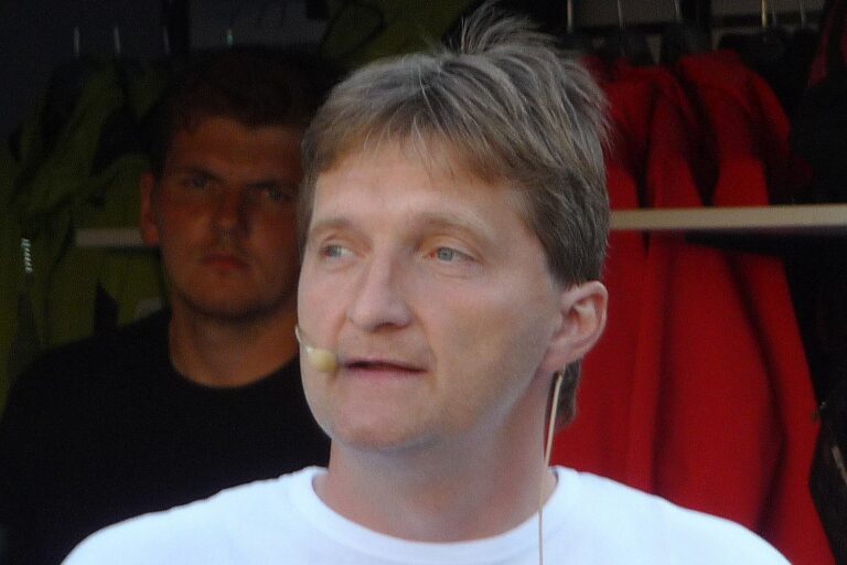 Glosátor a komentátor Míra Bosák oslavil šedesátku. Za vtípek o Babišovi musel na kobereček v ČT