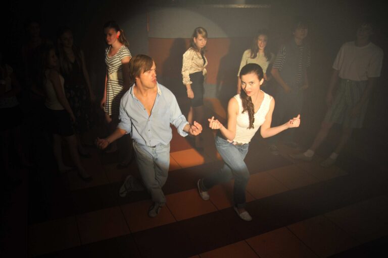 Probudím se včera: Červenající se Blažek, láska i v reálném životě, narážky na Krejčíře a Jiří Mádl jako „rekvizita“