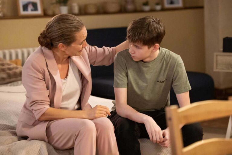 Příští týden v seriálu Ulice: Oslavy, návrat domů, šikana i strach o matku