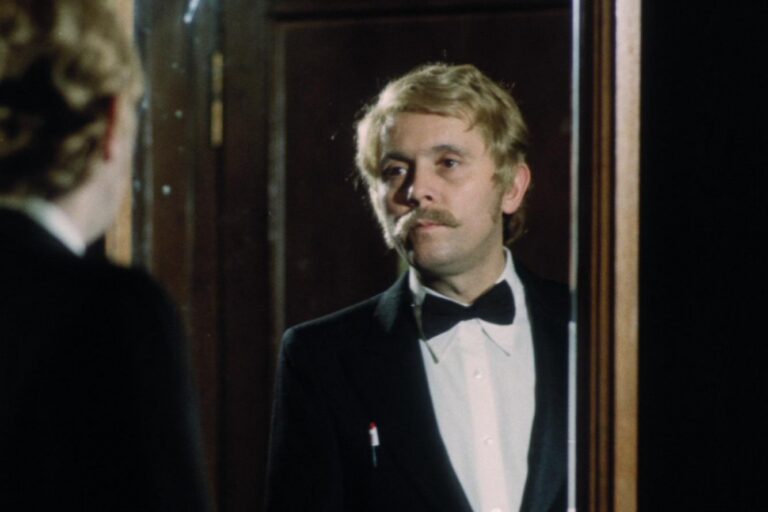 Kam se poděla brýlatá Douchová z komedie Vrchní, prchni? Herectví jí nevyšlo, živí se jako její postava