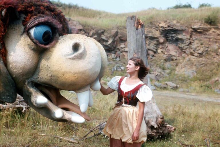 Za humny je drak a perličky z natáčení: Šťastný posílen fernetem, komparzistky v recyklovaných šatech a falešná zeď