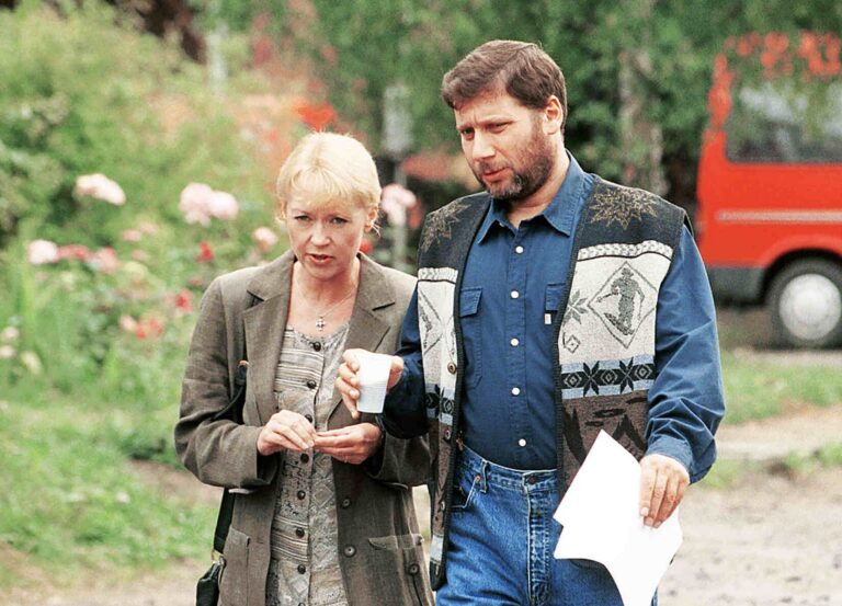 Život na zámku: První česká telenovela? Příběhy Králových uchvátily celý národ. Hlavní role měli hrát Havlová a Bartoška