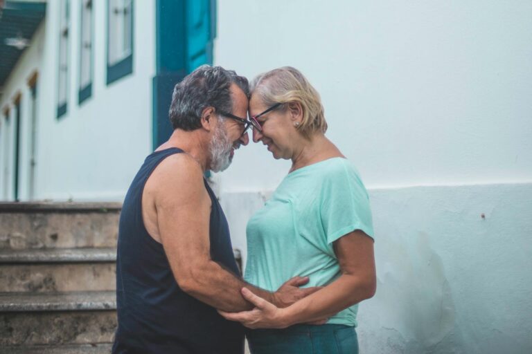 Krize středního věku u mužů: Jak poznat příznaky andropauzy a jak ji společně zvládnout