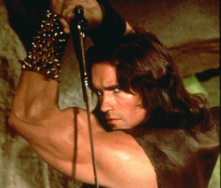 Barbar Conan: Schwarzenegger kousal do mrtvého supa, meč vážící 10 kg a drsné natáčecí metody