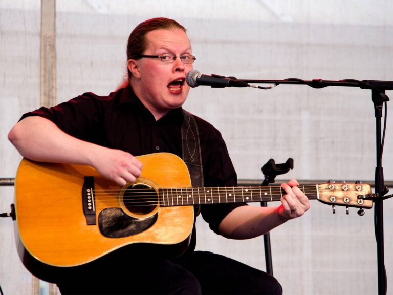 Vzomínáte na blonďatého Angela z Kelly Family? Po čtyřicítce přibral a má vlastní kapelu z dětí