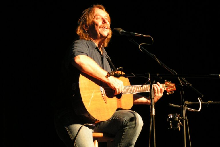 Bard s jizvou na rtu i na své pověsti: Jaromír Nohavica slaví 72, ale stíny StB a Putina ho stále provázejí