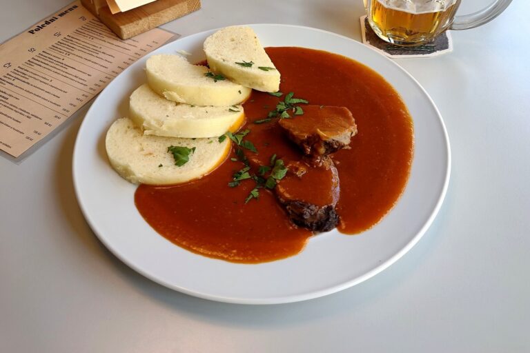 Typické české omáčky, které půlka národa miluje a půlka nenávidí. Vaříte je stejně? Svíčková, koprovka a rajská