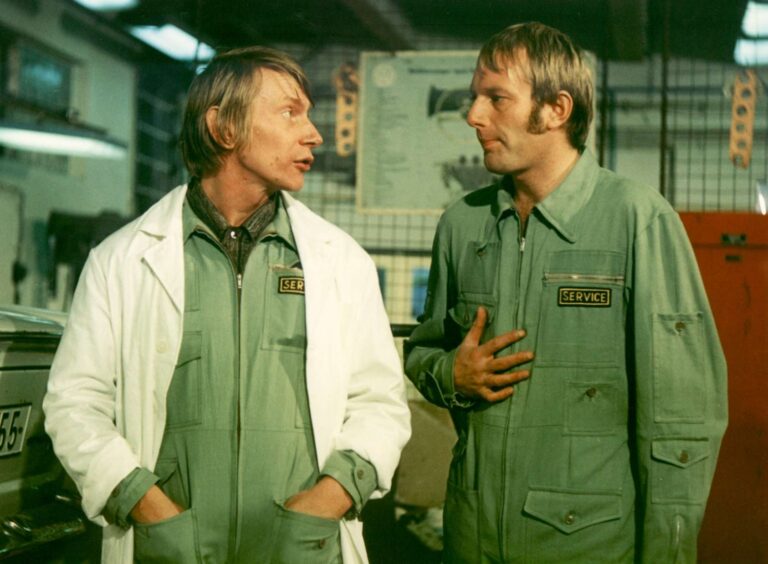 Jáchyme, hoď ho do stroje!: Párem i ve skutečnosti, Chocholoušek zlidověl, Sobota mu zkazil film a zásady inspektora Trachty