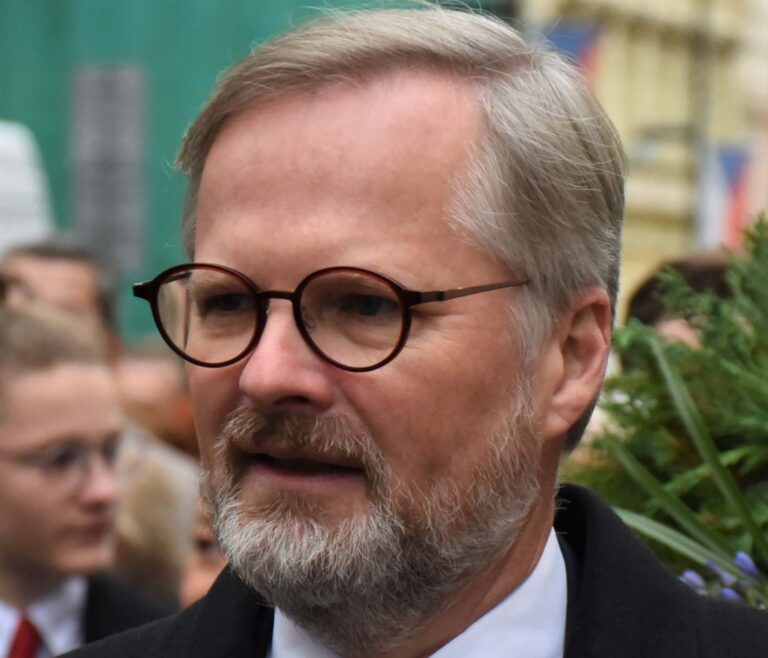 S kým žije Petr Fiala: Na první rande šli na hřbitov. Celé roky za ním stojí úspěšná a sympatická žena