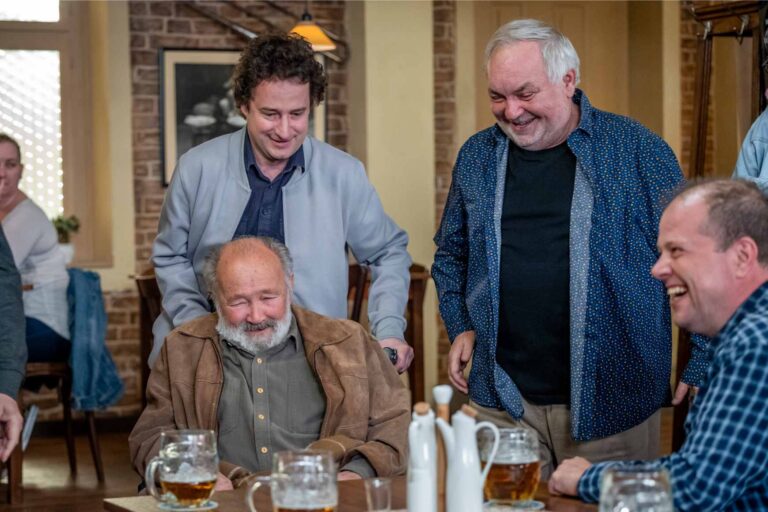 Ulice ve středu: Eddie plní slib, Magda v ředitelně, starosta mlčí a Martininy velké plány