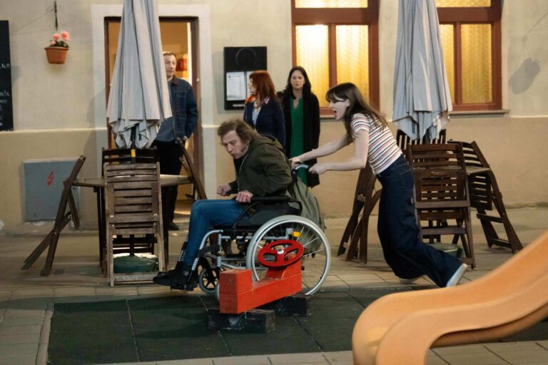 Ulice v úterý: Sára v poutech, porod přesně podle hvězd a Hanušková s křížkem po funuse