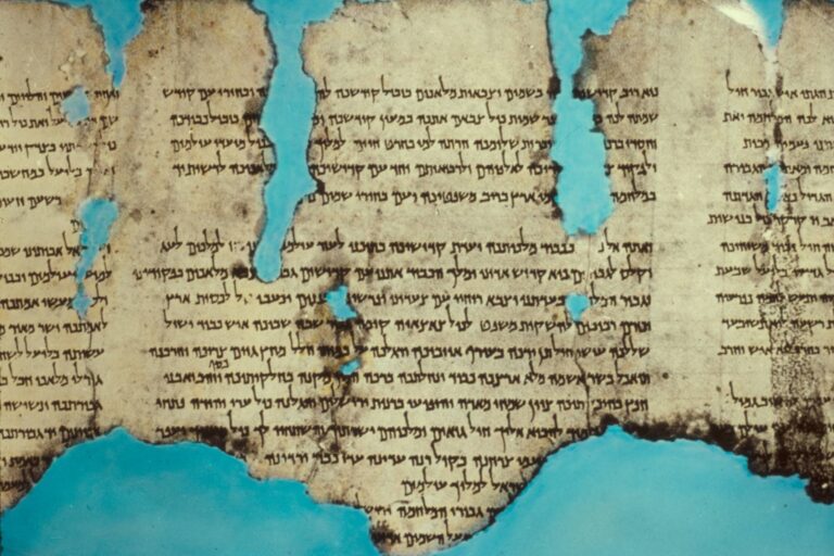 Svitky od Mrtvého moře si přečetla umělá inteligence. A zjistila, že biblické texty jsou starší než se původně myslelo