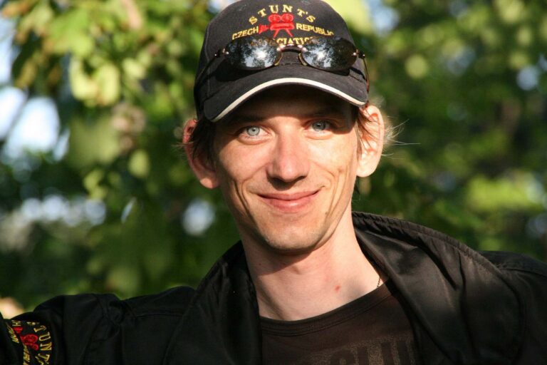 Režisér Jiří Strach o své ženě mluví jako o „paní Columbové“. Poznali se při natáčení Anděla Páně, v té době byla zadaná