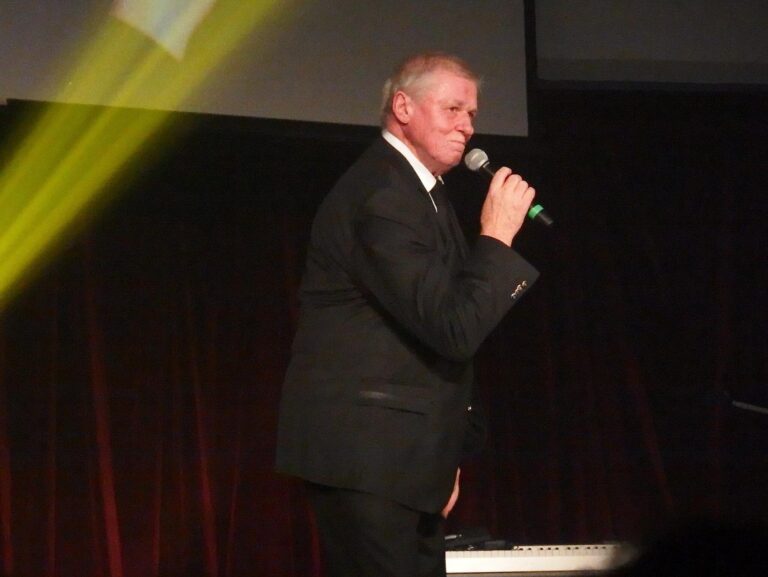 Laďa Kerndl (80): „Měl jsem být desetkrát mrtvý.“ V rozhovoru mu hlas z období před nemocí vrátila AI