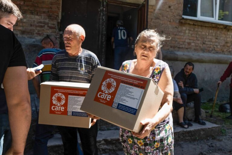 Češi pomáhají, až když hoří. Neziskovky nás chtějí naučit přispívat pravidelně