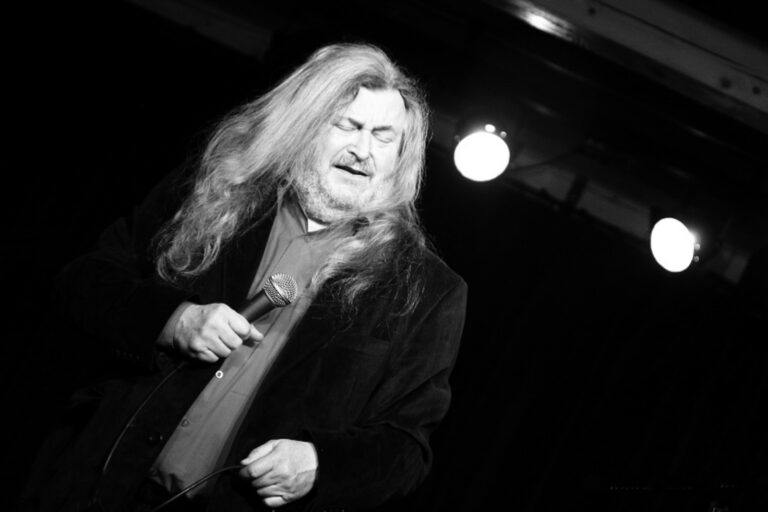 František Ringo Čech si vymyslel hospodskou bitku. Namočil do toho i starostu, teď prosí o odpuštění