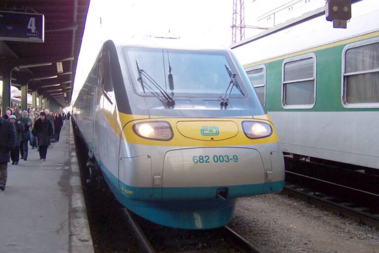 10 let od tragédie ve Studénce: Tři mrtví, desítky zraněných a strojvůdce přišel o nohy. Přejezd dodnes není bezpečný