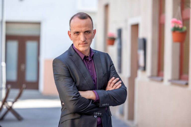 Ulice: Pokladník má co skrývat, starosta Hložánek se nesmí nic dozvědět. Využívá Koníčka z radnice