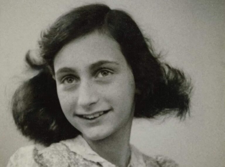 Anne Frank se dva roky úspěšně skrývala. Její zápisník se stal nejsilnějším svědectvím války, deník končí 1. srpna