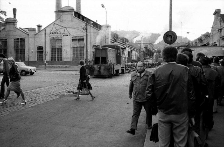 Život ve frontě na všechno: Nekonečné čekání na banány, toaletní papír, obývací stěnu i auto