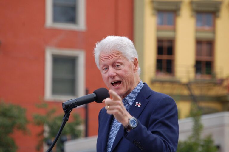 Bill Clinton slaví 79. narozeniny: Skandál s Lewinskou ho málem stál funkci, přesto vedl USA k prosperitě