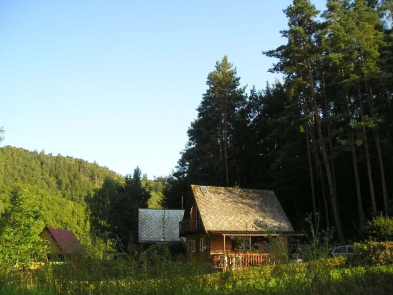 Fenomén českého chataření: Místo svobody, improvizace i luxusu napříč dekádami