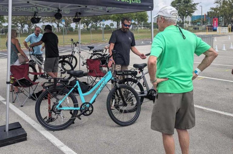 Elektrokola otevírají seniorům cestu ke sportu: Pomáhají, ale mají svá úskalí