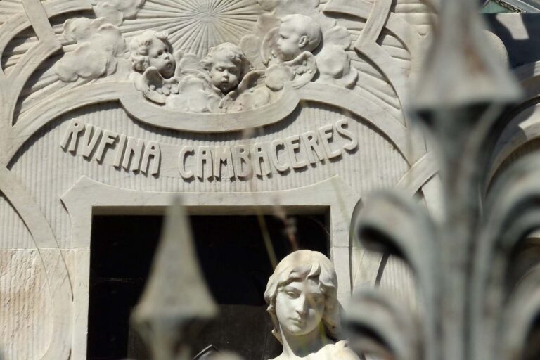 Zaživa pohřbená Rufina Cambaceres (†19): Z rakve se marně snažila uniknout, případ z roku 1902 dodnes budí emoce