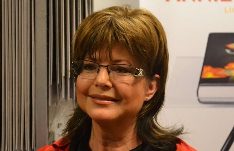 Bývalá hlasatelka Marie Tomsová (73) vzpomíná: Během revoluce zachraňovala studenty, před lety na ni stalker číhal u domu