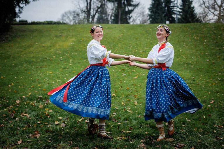 Valašsko a jeho krásy a taje nářečí: Ogar, zlavec, paprče a hafery v lese