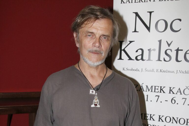 Herec Roman Štolpa slaví 61: Po boji s démonem alkoholem se našel v divadle a rodině