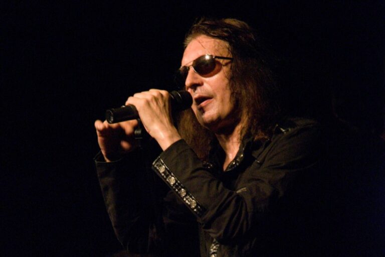 Aleš Brichta slaví 66. Metalová legenda z Arakainu bojuje s oslepnutím, pomáhá mu mladá manželka Joanna