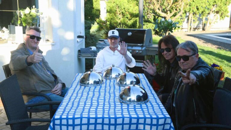 Prostřeno!: Rocker a neřízený chaos, hvězda Maxim Turbulenc, policie a místo večeře procházka po zámku v županu